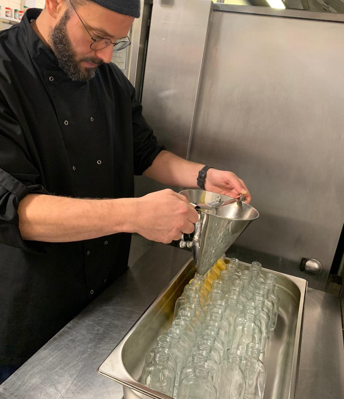 Mise en bouteille d’une sauce HotZeg dans l’atelier.
