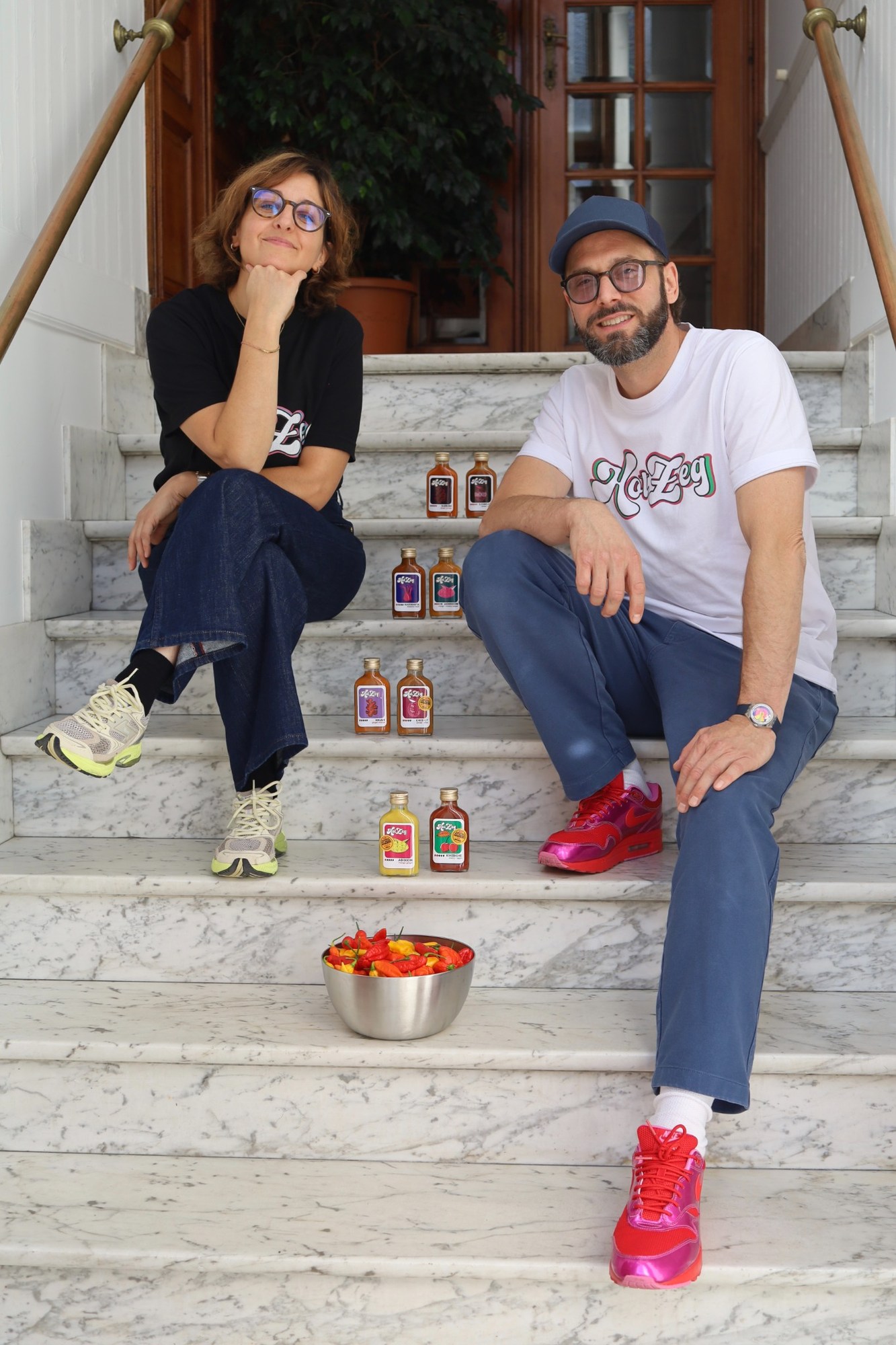 Les fondateurs de HotZeg, entourés de leurs sauces.